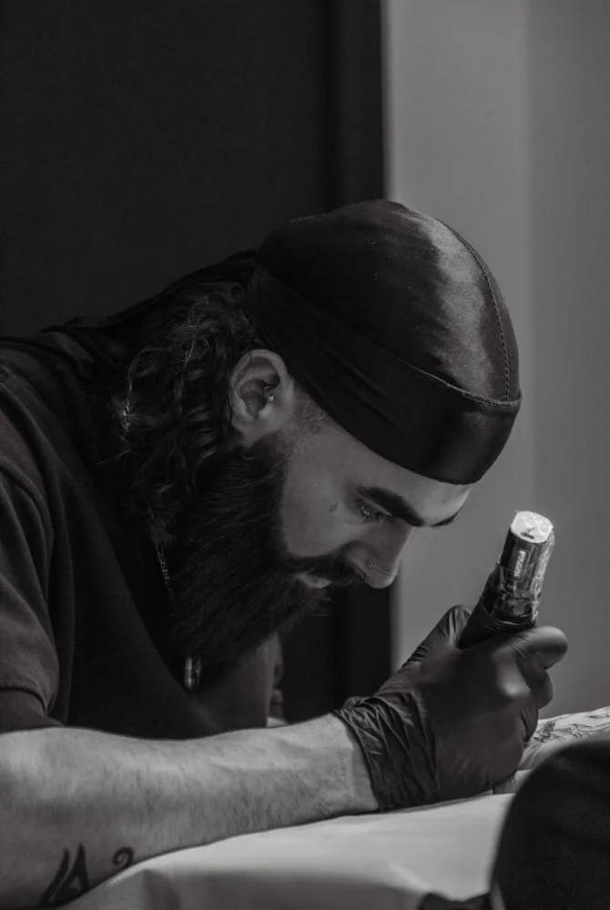 Portrait de Noux, tatoueur chez Nakama Studio
