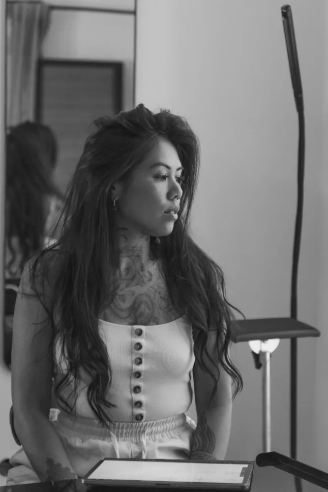 Portrait de Sharya, tatoueuse chez Nakama Studio