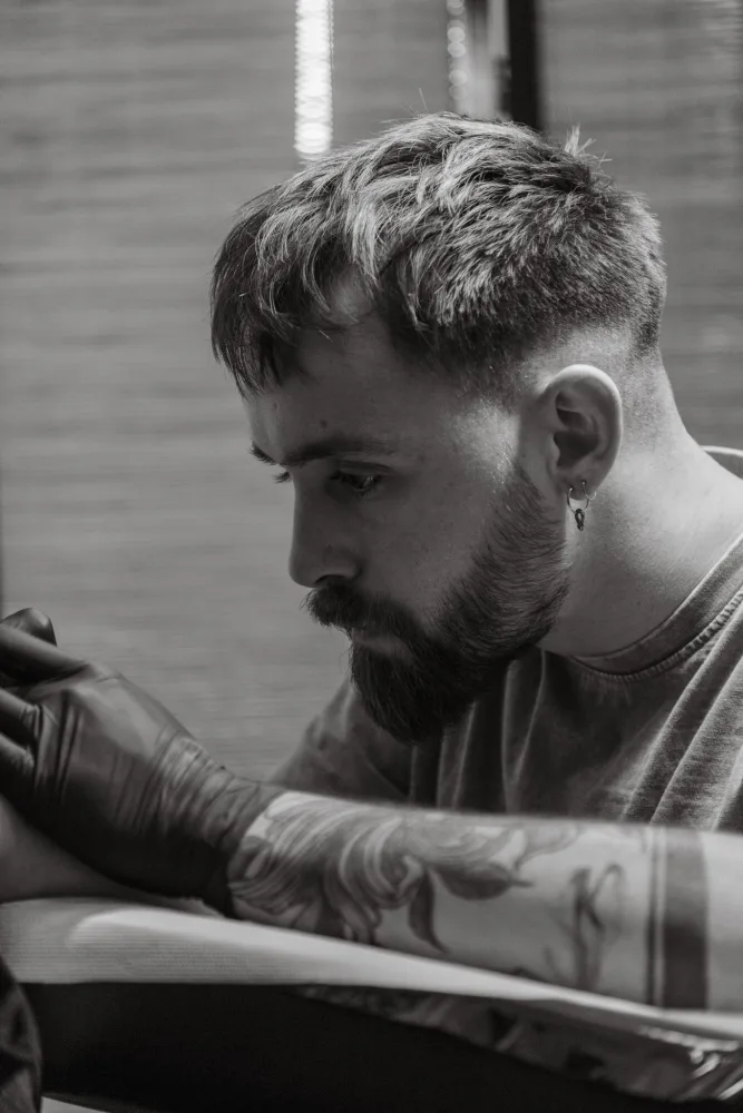 Portrait de Théo, tatoueur chez Nakama Studio